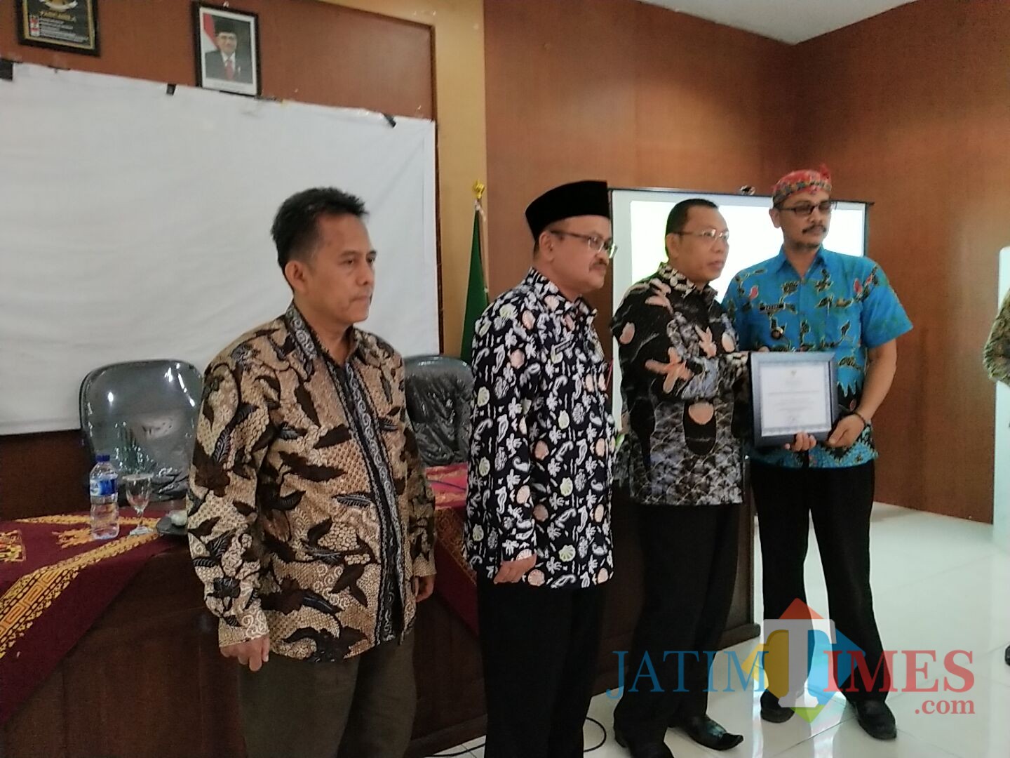 Bupati Situbondo (baju batik cokelat) saat menyerahkan piagam ODF ke Kepala Desa Olean. (Foto Heru Hartanto / Situbondo TIMES)