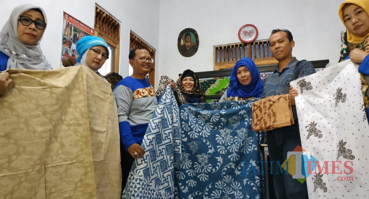 Disnaker Kabupaten Malang mengajak peserta disabilitas yang mengikuti pelatihan membatik studi banding ke sentra batik Probolinggo (Disnaker for MalangTIMES)
