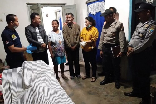Keluarga dan petugas dari kepolisian ketika melakukan olah TKP. (Foto: Istimewa)