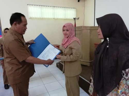 Kepala Dinas Pendidikan Kabupaten Malang M Hidayat serahkan SK penyetaraan guru sebagai wujud konsep loyalitas para pendidik (foto:Nana/ MalangTIMES)