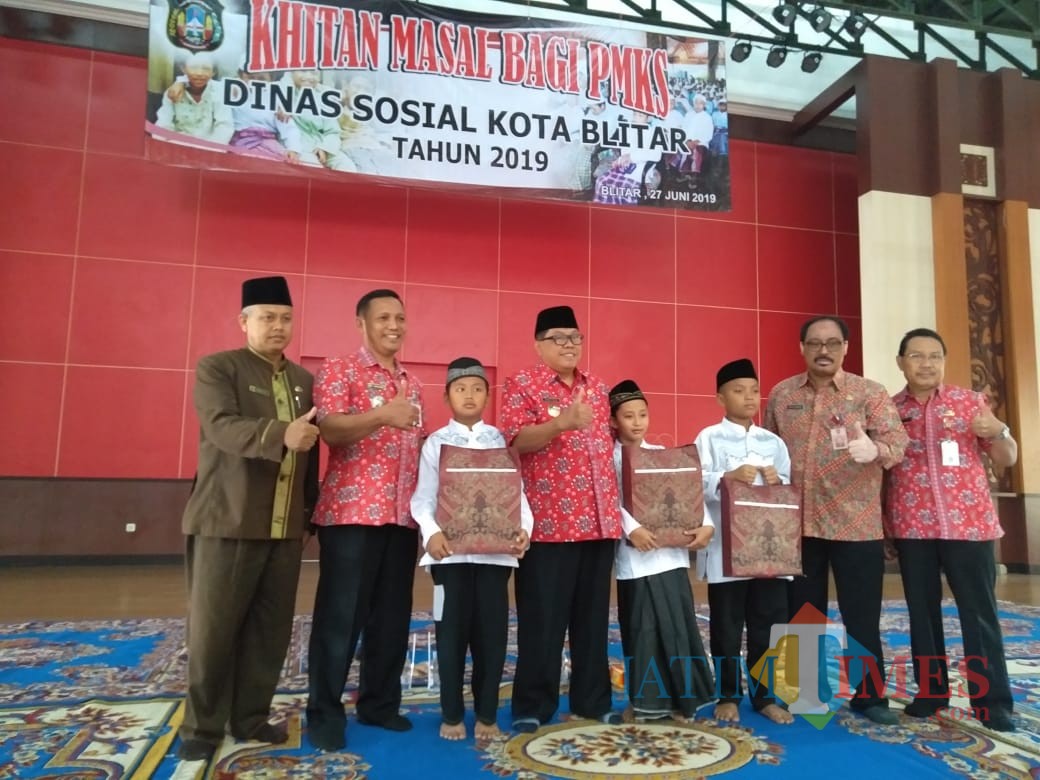 Plt Wali Kota Blitar membuka acara khitanan masal