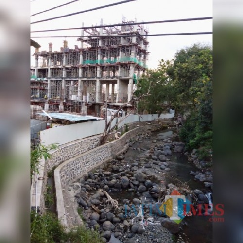 Proyek pembangunan Hotel Kokoon di Desa Dadapan, Kecamatan Kabat, Banyuwangi, yang diduga melanggar sempadan sungai
