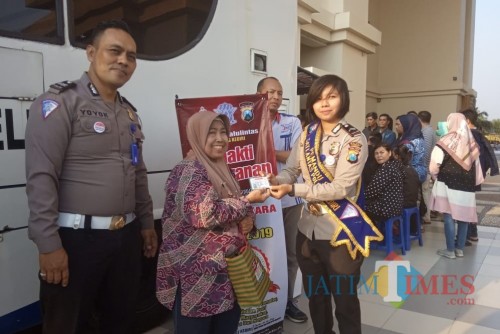Sambut HUT Bhayangkara ke73, Polres Kediri Berika Pelayanan SIM Keliling. (Foto: Bambang Setioko/KediriTIMES)