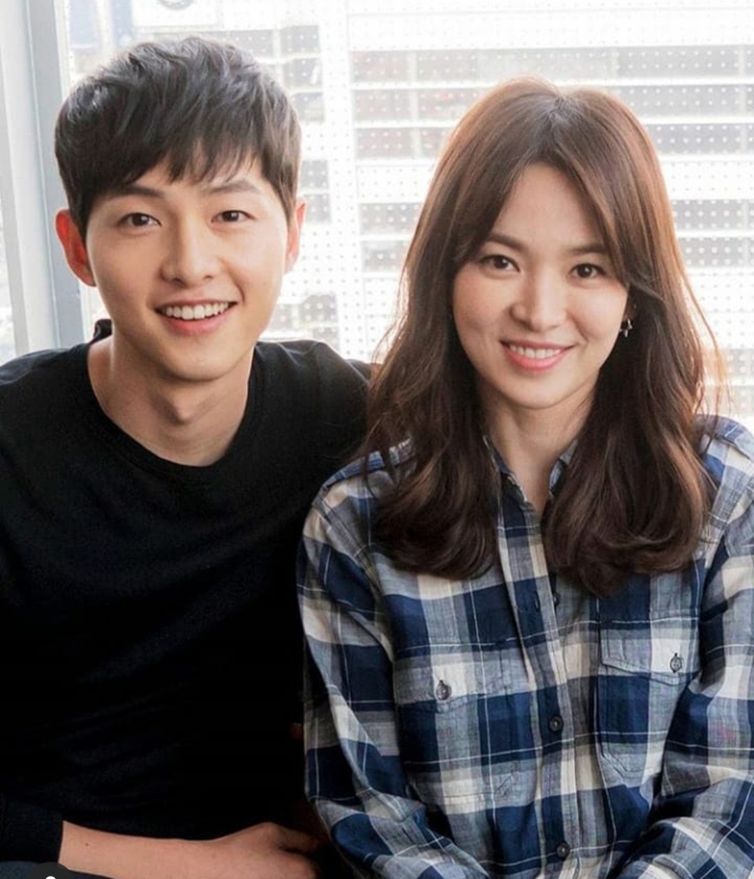 Tampak pasangan Song Joong Ki dan Song Hye Kyo menggulirkan senyum saat berfoto bersama. (Foto: Istimewa)