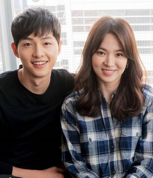 Tampak pasangan Song Joong Ki dan Song Hye Kyo menggulirkan senyum saat berfoto bersama. (Foto: Istimewa)