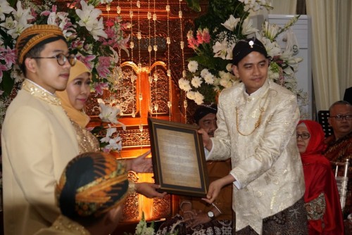 Fadil Wirawan ketika menghadiri acara Malam Midodareni