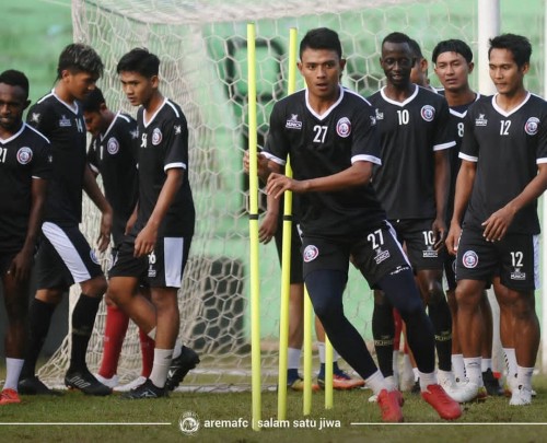 Dedik Setiawan (paling depan) saat berlatih bernama rekan-rekannya. (official Arema FC)