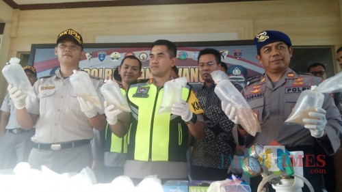Kapolres Banyuwangi AKBP Taufik HZ menunjukkan barang bukti hasil pengungkapan kasus perdagangan benur lobster