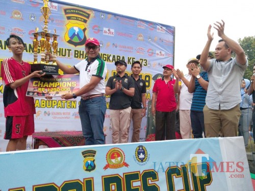 Kapolres saat menyerahkan piala juara 1 sepak bola antar pelajar (Foto Sony Haryono / Situbondo TIMES)