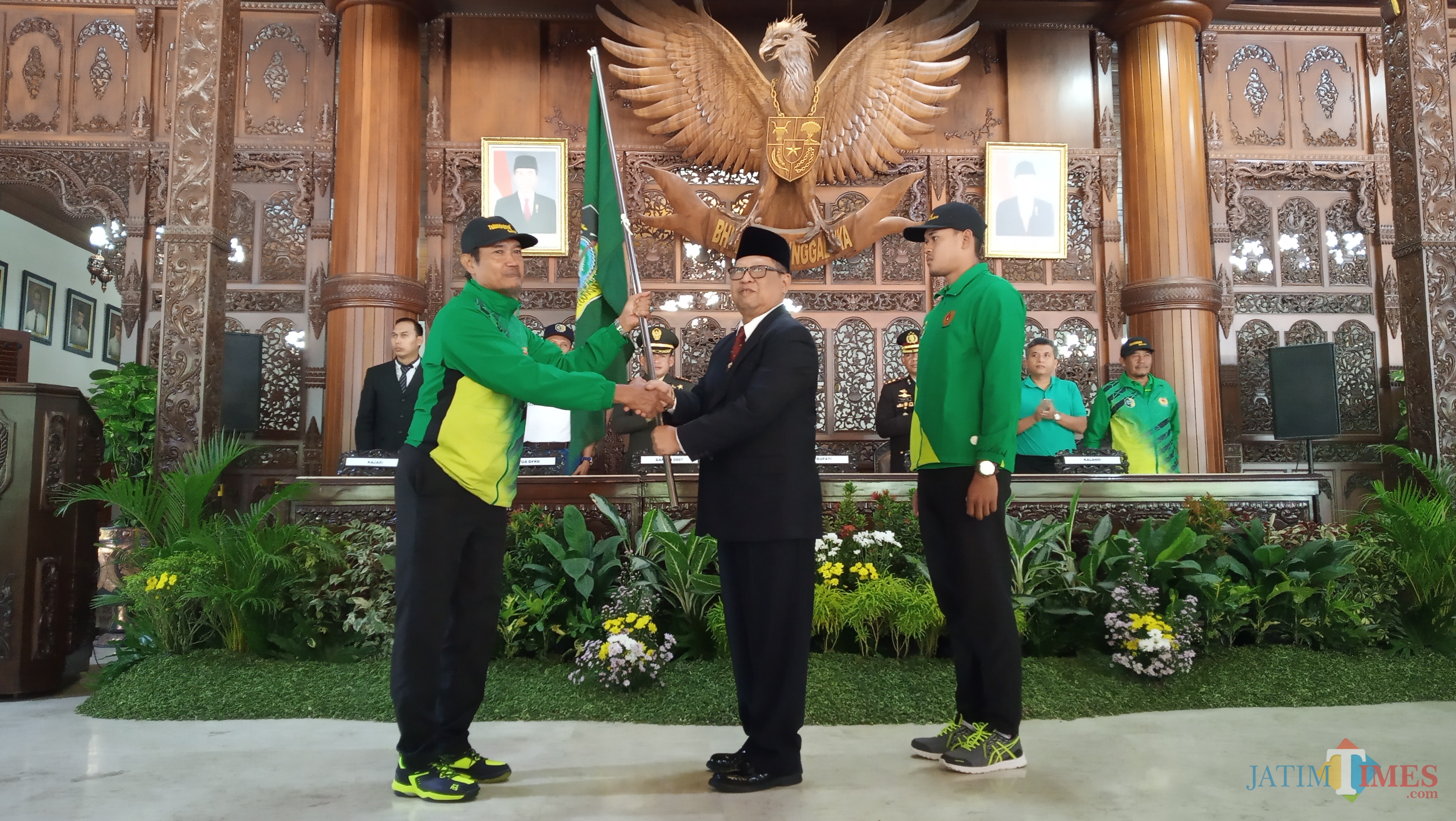 Plt Bupati Tulungagung, Maryoto Birowo (berjas) saat memberikan bendera pada ketua kontingen Tulungagung(foto : Joko Pramono/TulungagungTIMES)