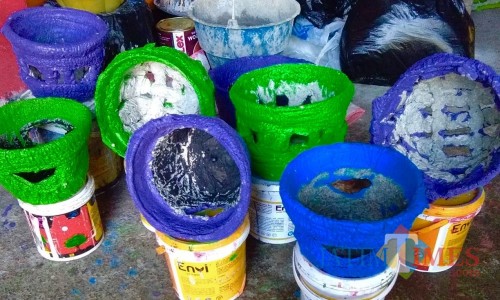 Pot bunga yang terbuat dari popok bekas.