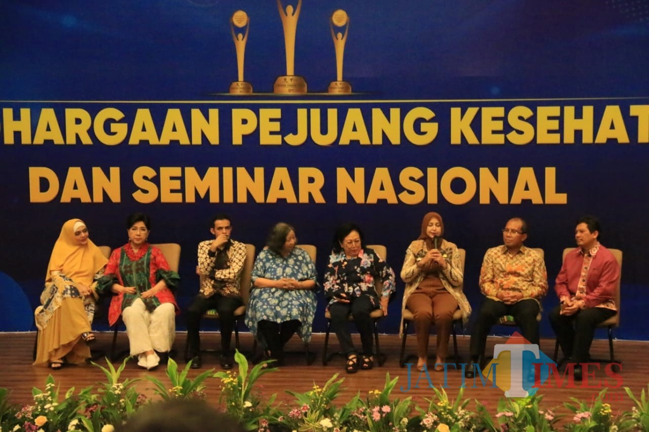 Titiek Puspa (kedua dari kiri), Bupati Faida (Ketiga dari kanan) dan beberapa tokoh lainnya yang mendapat penghargaan dari FIAKSI (foto : Lum Lawalata / Jatim TIMES)