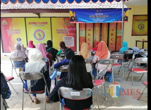 Warga saat mengurus SKCK di Mapolres Jember. (foto : Danu Prasetyo / JatimbTIMES)
