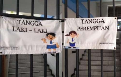 Tangga yang dipisahkan sesuai dengan gender. (Foto: istimewa)