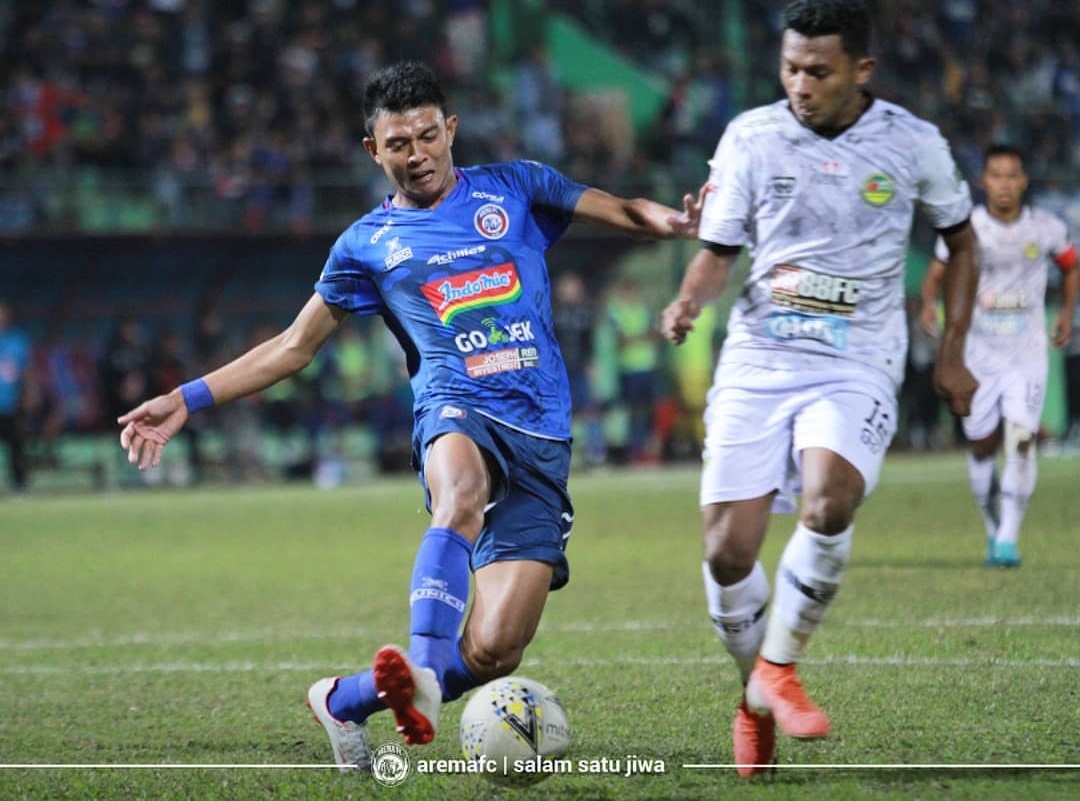 Penyerang Arema Dedik Setiawan (kiri) saat dikawal ketat oleh pemain belakang PS Tira Persikabo. (official Arema FC)
