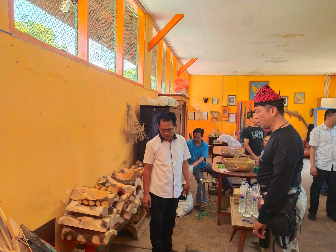 Kepala Bakesbangpol Banyuwangi, Wiyono bersama Kalapas Ketut Akbar melihat langsung ruang kerajinan kayu di Lapas Banyuwangi
