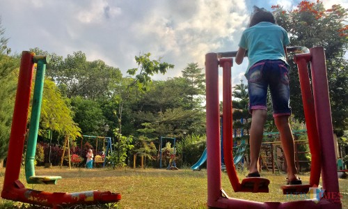 Salah satu alat fitnes yang rusak di Taman Hutan Kota Bondas Batu di Kelurahan Sisir, Kecamatan Batu. (Foto: Irsya Richa/MalangTIMES)