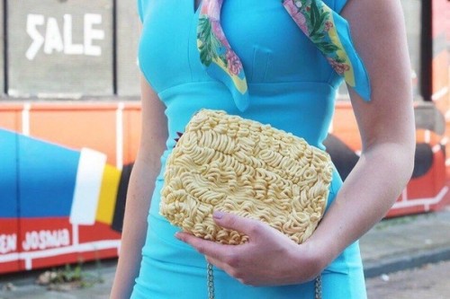 Tas berbentuk kepingan mi instan. (Foto: Etsy @rommydebommy)