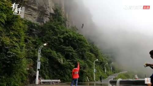 Aksi Wan Tiandi yang berasal dari Kota Chongqing saat mengantar makanan dengan bungee jumping. (Foto: youtube blagag!)