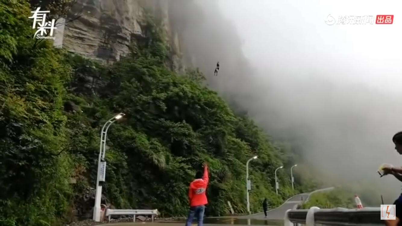 Aksi Wan Tiandi yang berasal dari Kota Chongqing saat mengantar makanan dengan bungee jumping. (Foto: youtube blagag!)