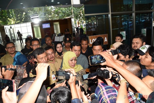 Gubernur Jatim Khofifah usai mengunjungi Wali Kota Risma
