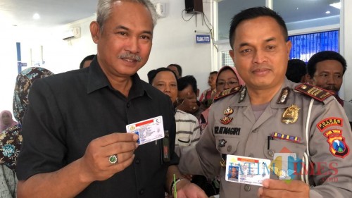 Kasat Lantas Polres Lumajang ketika menyerahkan SIM Gratis (Foto : Moch. R. Abdul Fatah / Jatim TIMES)