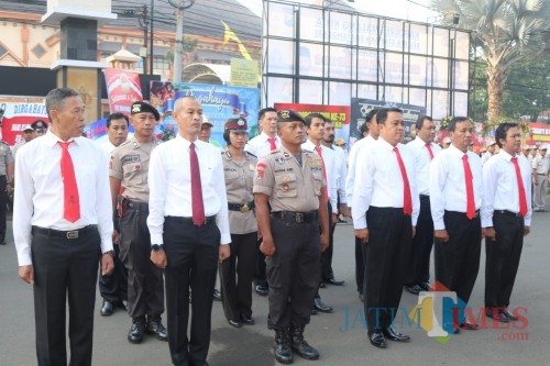 Para anggota yang nampak sikap bersiap dihalaman Polres Malang Kota (Anggara Sudiongko/MalangTimes)
