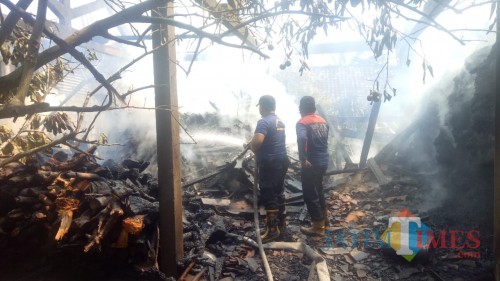 Petugas PMK atasi kebakaran kandang sapi di Bendiljet Karangtalun/ Foto : Istimewa / Tulungagung TIMES