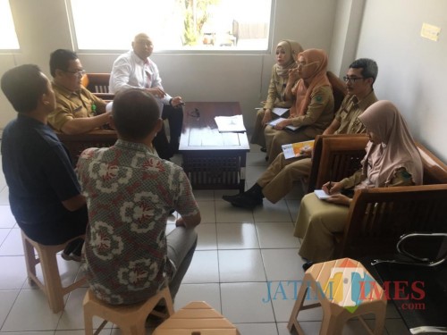 Tim pengaduan yang terdiri dari DPMPTSP Kota Malang dan kepolisian mendatangi kantor cabang toko modern yang mendapat aduan masyarakat (Istimewa).