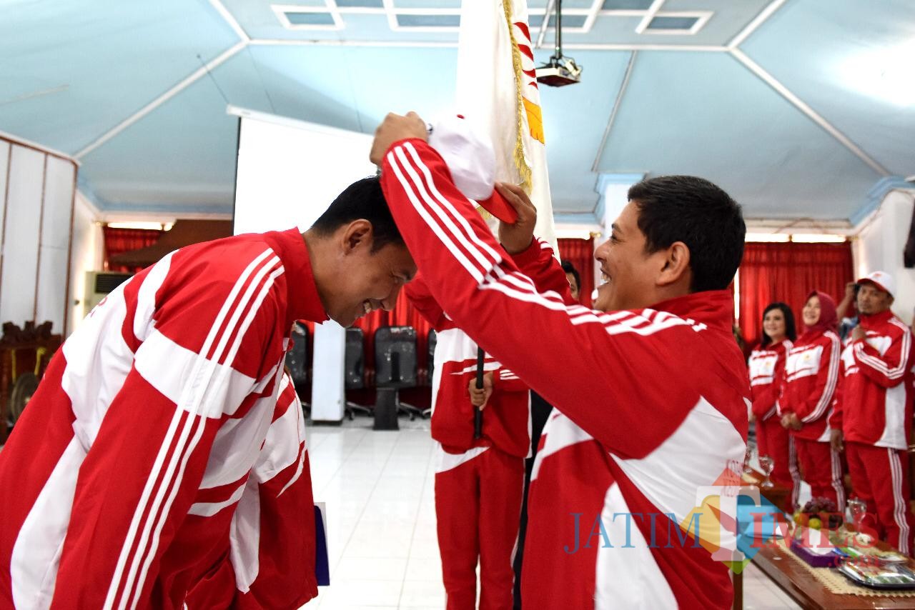 Walikota Kediri Abdullah Abu Bakar saat melepas para atlet yang akan berlaga di Porprov. (eko Arif s /JatimTimes)