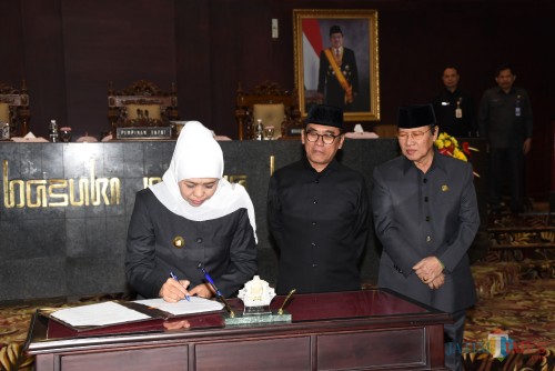 Gubernur Khofifah ketika melakukan tanda tangan persetujuan raperda retribusi