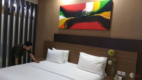 Ilustrasi, petugas hotel tengah merapikan kamar. (Foto: Nurlayla Ratri/MalangTIMES)