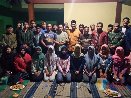 Joko Susanto (6 dari kiri berdiri shaf pertama) saat safari silaturahmi ke Cakades lain setelah usai Pilkades (Nana)