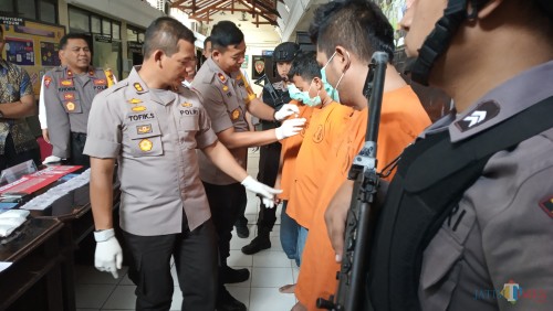 Kapolres Tulungagung (kiri) dan Wakapolres saat menasehati para pelaku (foto : Joko Pramono/Jatim Times)