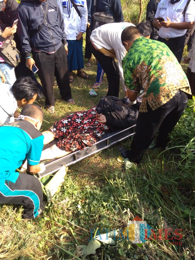 Kondisi korban saat dievakuasi warga usai tertabrak kereta api. (foto : Ming Prahasta / Jatim TIMES)