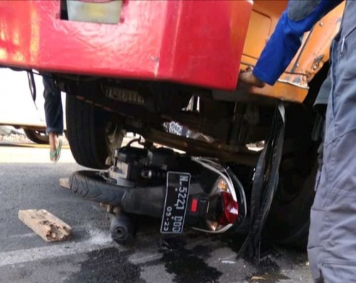 Kondisi motor korban yang berada dibawah kolong truk (Ist)