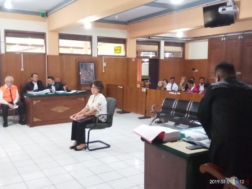 Megawati saat menjadi saksi kasus penggelapan dalam jabatan. (Anggara Sudiongko/MalangTimes)