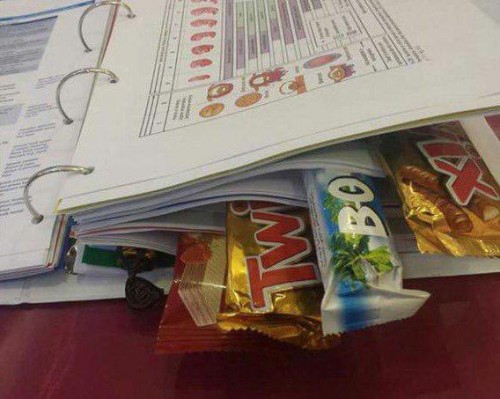 Buku terselip cokelat dan uang. (Foto: istimewa)