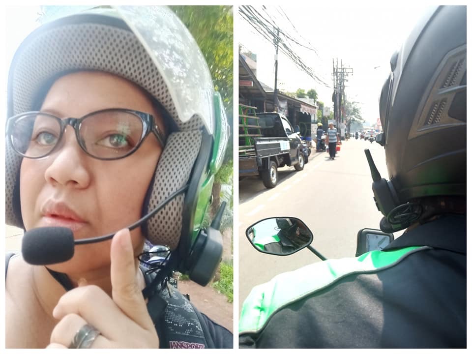 Driver ojol saat menggunakan helm yang dimosifikasi dengan alat komunikasi. (Foto: istimewa)