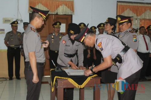 Kapolres Jember AKBP. Kusworo Wibowo SH. SIK. MH saat memimpin sertijab di ruang Rupatama Mapolres Jember (foto : Danu P / JatimTIMES)