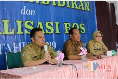 Kepala Dinas Pendidikan Kabupaten Malang M Hidayat (tengah) diapit Plt Sekdin Puji Hariwati (kanan) dan Kasubag Renvapor Cecep Lily