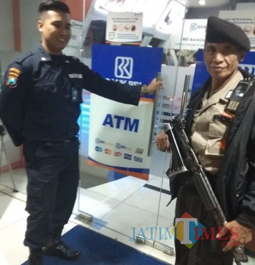 Petugas saat melakukan Patroli di ATM (Ist)