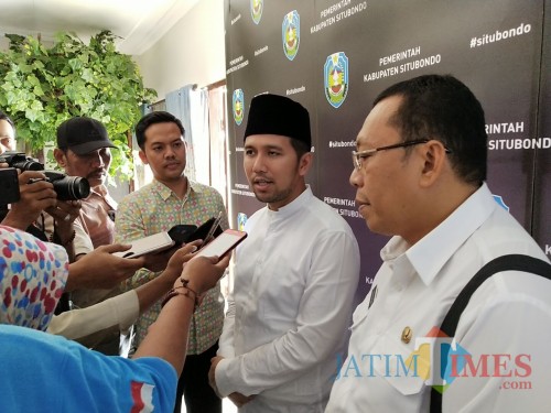 Wagub Jatim bersama Bupati Situbondo saat diwawancarai wartawan