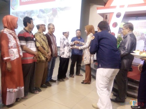 Bupati Jember didampingi Wabup dan pihak Bank BTN saat menyerahkan tumpeng kepada 8 perwakilan pedagang pasar (foto : Moh. Ali Makrus / Jatim TIMES)
