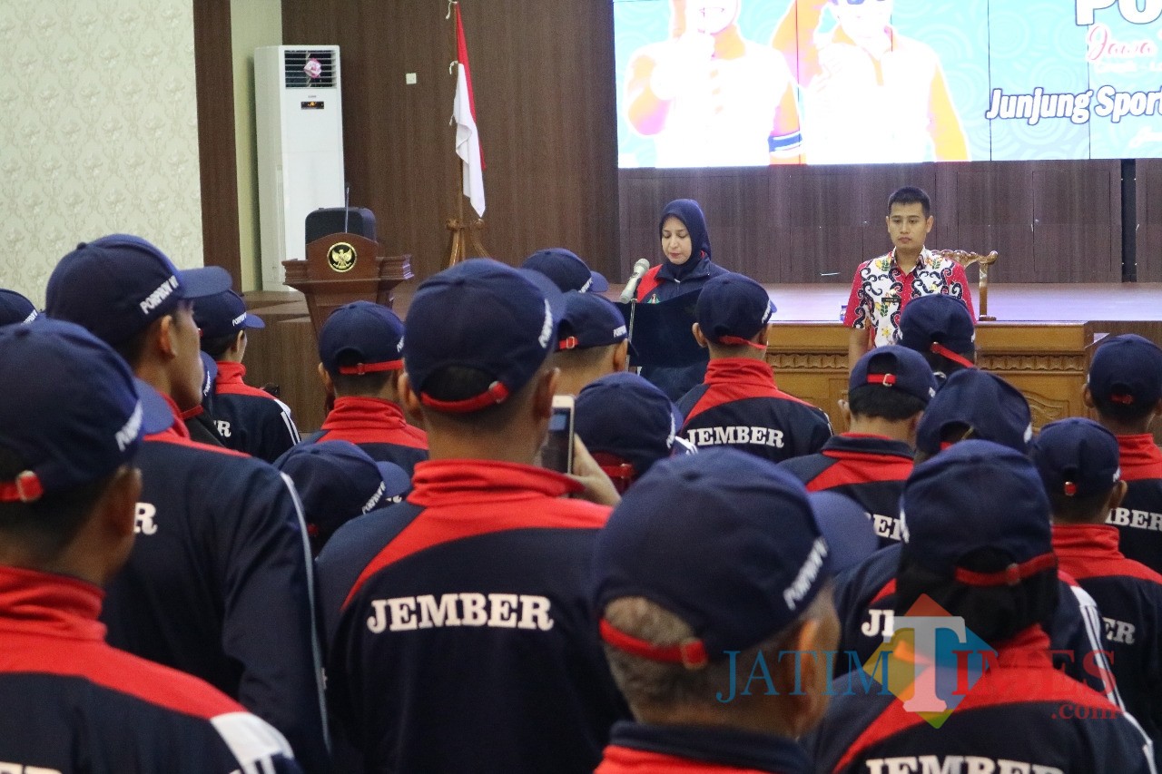 Bupati Jember dr. Hj. Faida MMR saat mengukuhkan atlit Jember yang akan berlaga di Kejuaraan Porprov Jatim 2019 (foto : istimewa / Jatim TIMES)