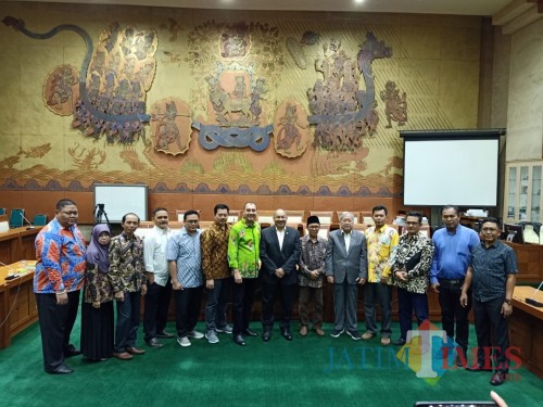 Foto bersama Komisi II DPRD Situbondo dengan Komisi VI DPR RI ( Foto Istimewa / Situbondo TIMES)