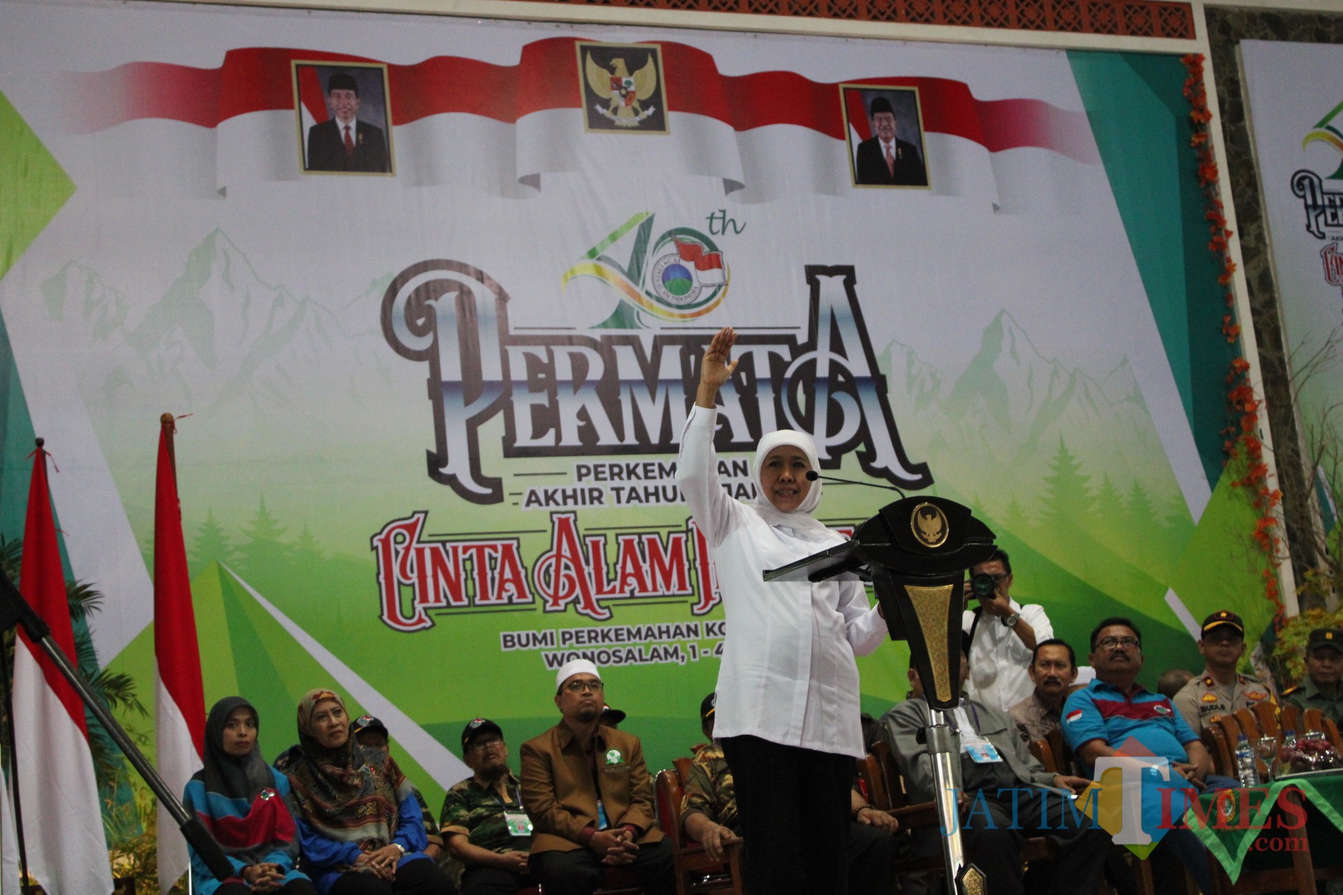 Gubernur Jatim, Khofifah Indar parawansa saat memberikan sambutan di hadapam ribuan peserta Permata CAI di Wonosalam, Jombang. (Foto : Adi Rosul / JombangTIMES)