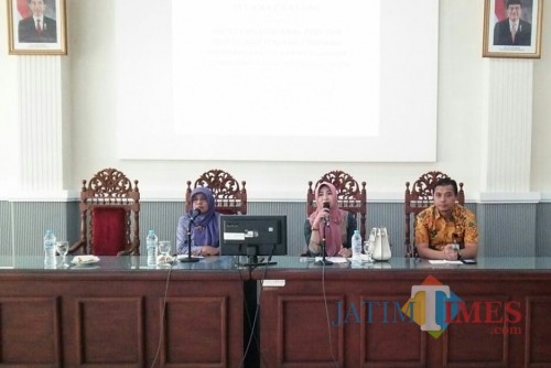 Kadiskominfo, Haeriah Yuliati, S.Sos, M.M, (tengah), saat memberikan sambutan pada Rapat PPID dan Sosialisasi SP4N (BondowosTIMES/ Isma)