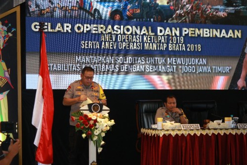 Kapolda Jatim Irjen Pol Luki Hermawan memberikan arahan pada peserta rakor dan anev