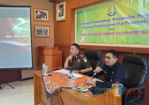 Kepala DPKPCK Kabupaten Malang Wahyu Hidayat (kanan) bersama Kepala Kejari Kepanjen Abdul Qohar saat rapat permohonan pengawalan TP4D dalam pembangunan (Nana)